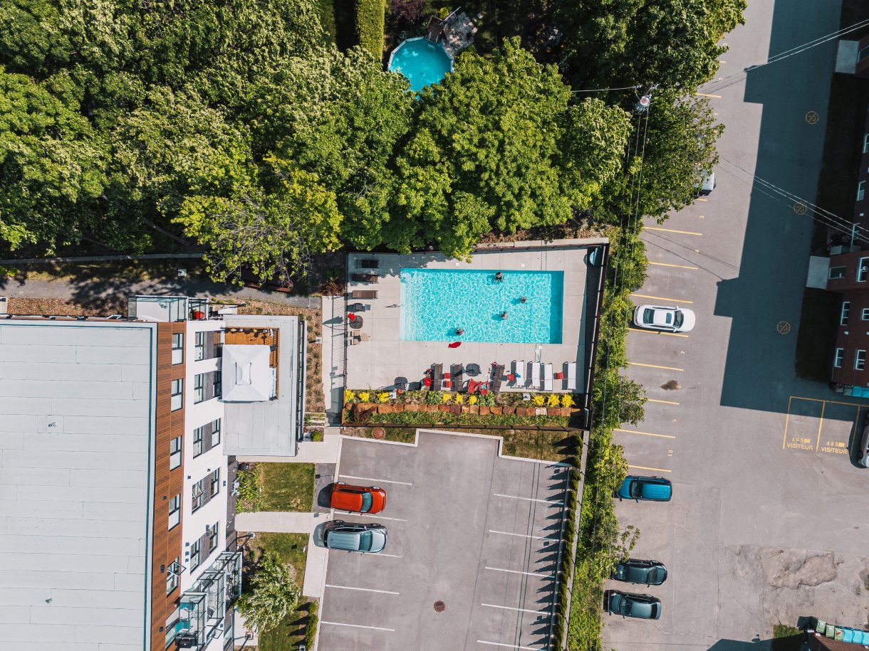 piscine et stationnement
